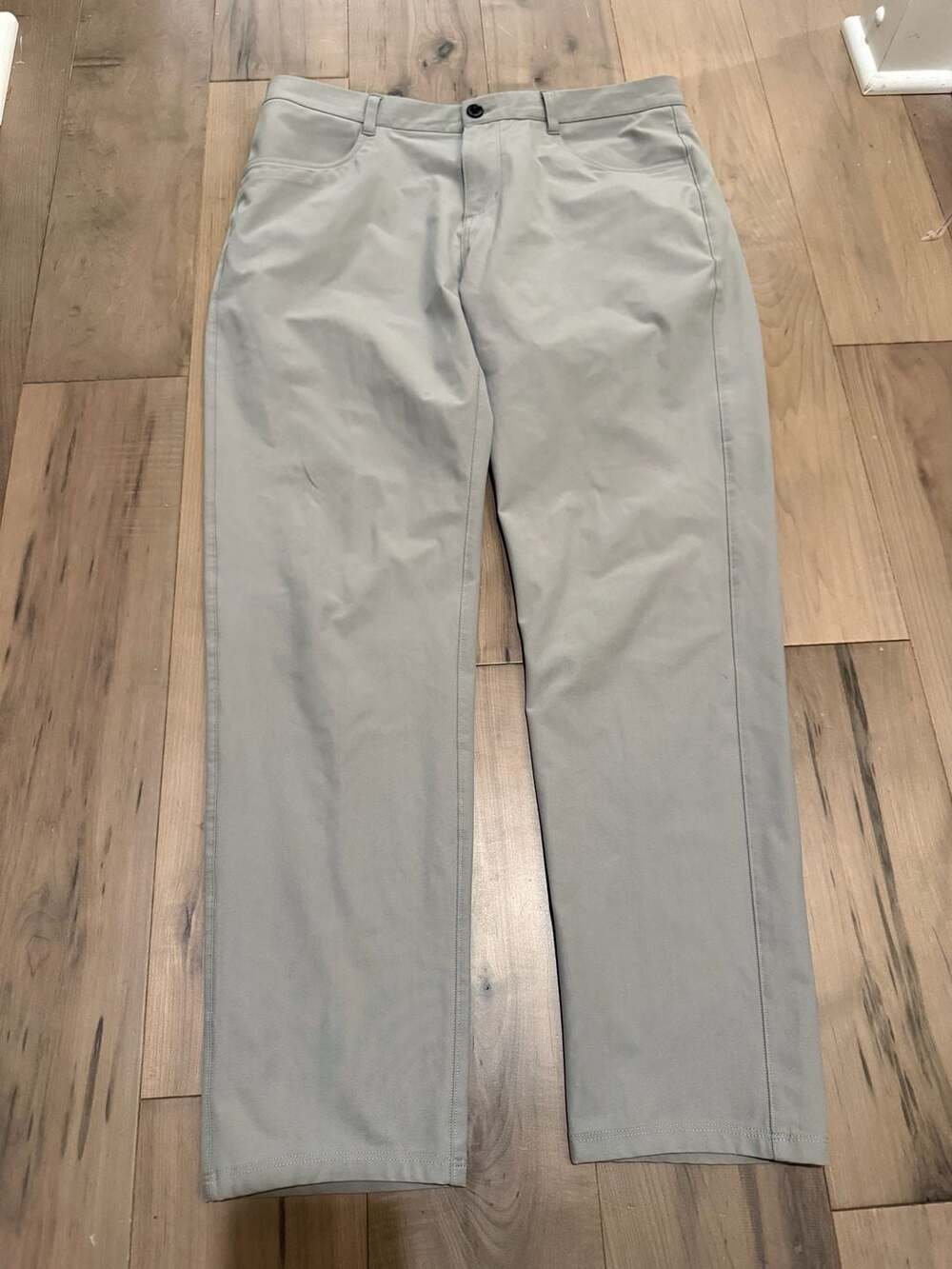 Vuori Meta Pants Size 34 Beige Performance Stretch Chino